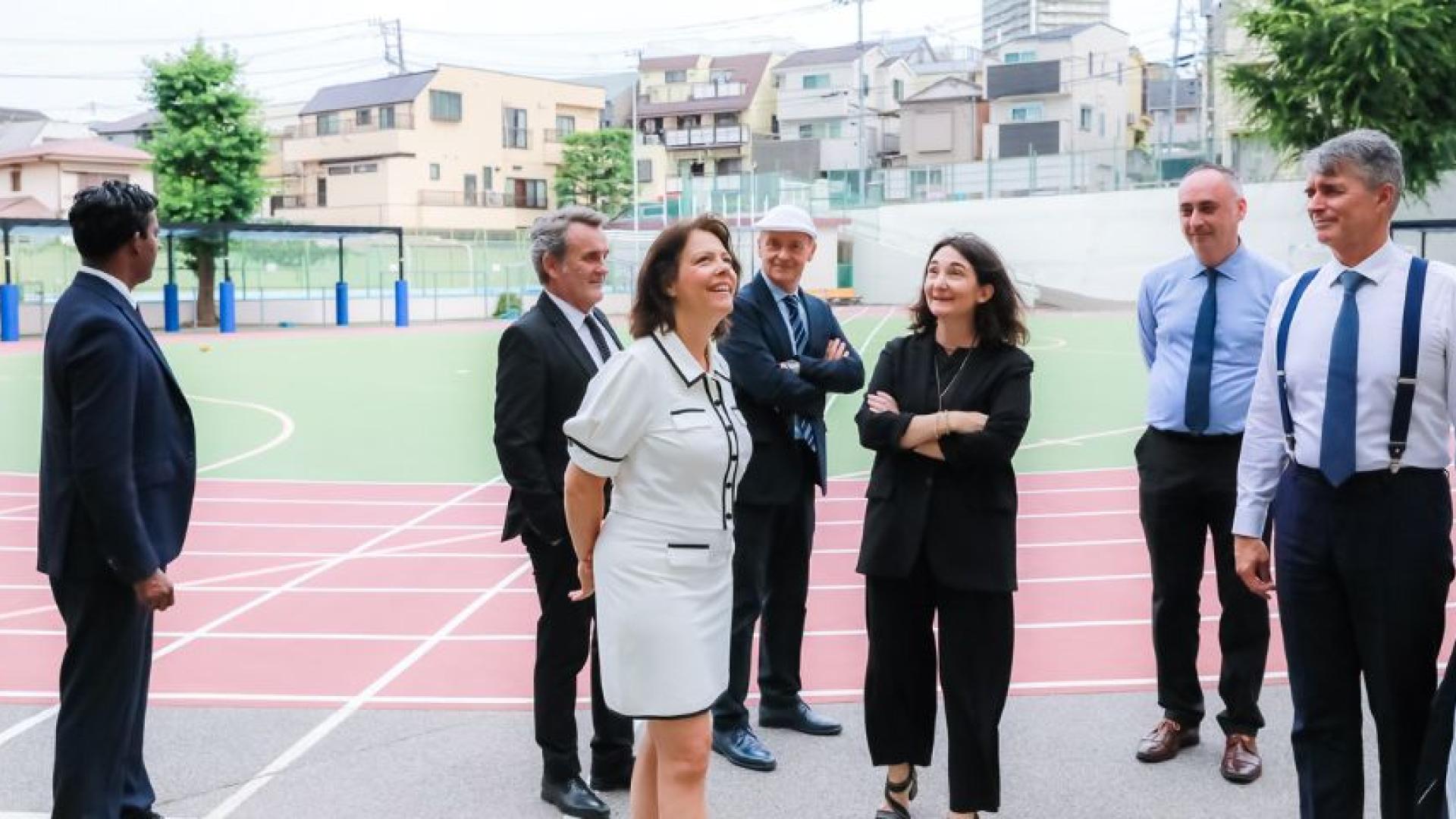 À l'occasion d'un déplacement au Japon du 18 au 22 juin 2024, Claudia Scherer-Effosse, directrice générale de l'AEFE, accompagnée d'Anne-Laure Campels, proviseure du Lycée français international de Tokyo, et de Guillaume Cario, délégué de la direction générale de l'AEFE pour le secteur Asie, a visité les installations de l'établissement, comprenant le bâtiment principal et l'annexe.