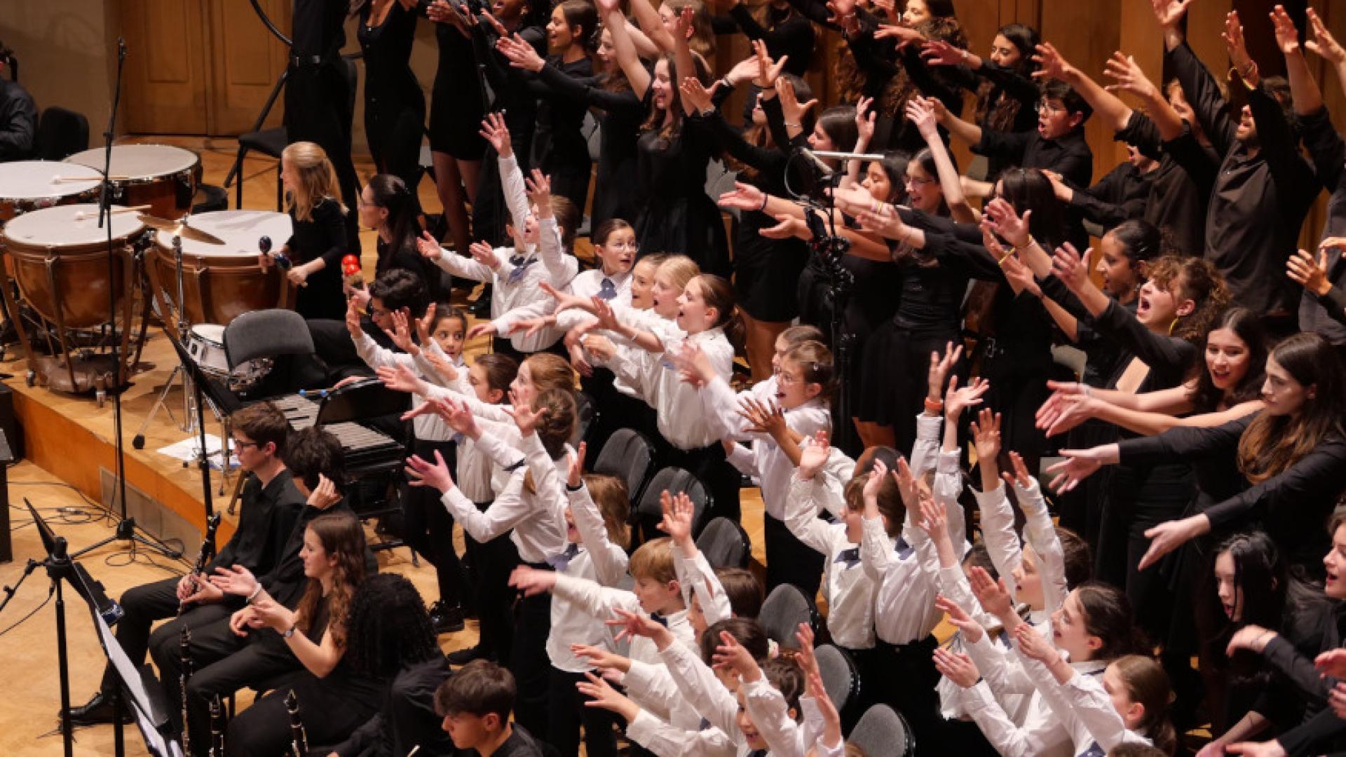 Innovation pour la saison 10 de l'OLFM : pour la première fois, des choristes ont été sélectionnés après audition, comme les instrumentistes. Au nombre de 40, ces chanteurs et chanteuses sont issus de divers lycées français du monde. De plus, leur étaient associés pour le concert les très jeunes choristes (en blanc) des classes CHAMthé (classes à horaires aménagés musique et théâtre) du lycée français Jean-Monnet de Bruxelles. 