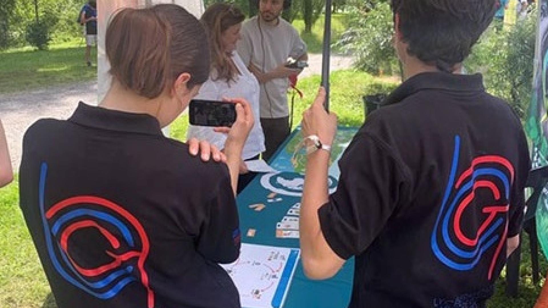 Les jeunes reporters internationaux ont suivi l'une des marraines des Jeux internationaux de la jeunesse 2023, Diane de Navacelle de Coubertin, qui a participé à l'escape game sur le thème du développement durable et de la solidarité, organisé au sein du village "sport planète" au stade d'eaux vives de Pau.