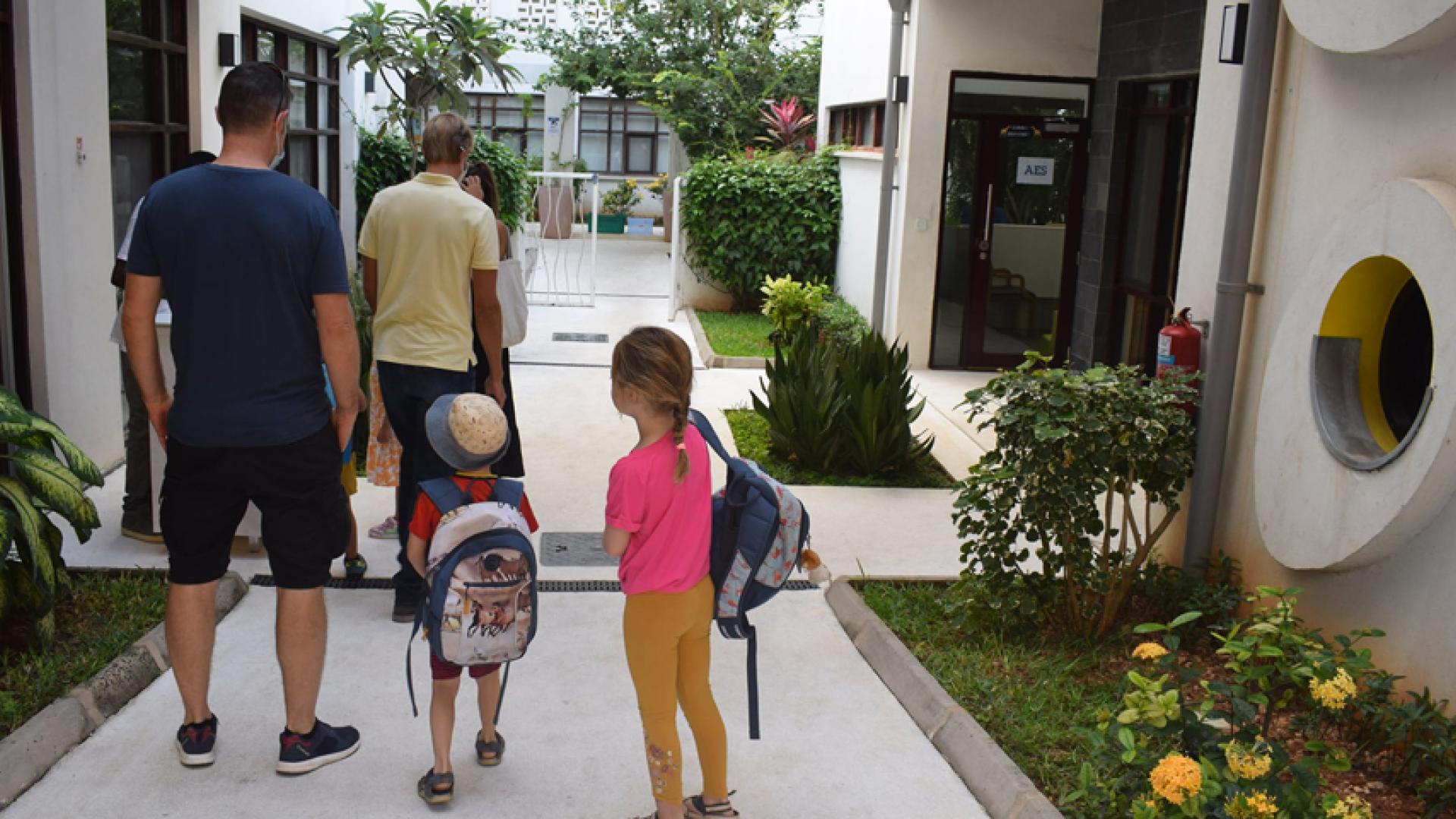 En Tanzanie, l'heure du retour sur le chemin de l'école est venue pour les élèves et leurs parents.