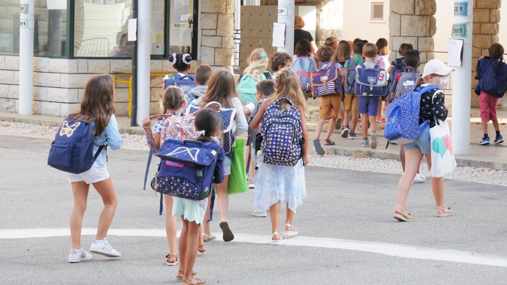 Lisbonne. Cartable sur le dos, les élèves suivent leur nouvelle enseignante sur le chemin de la salle de classe.