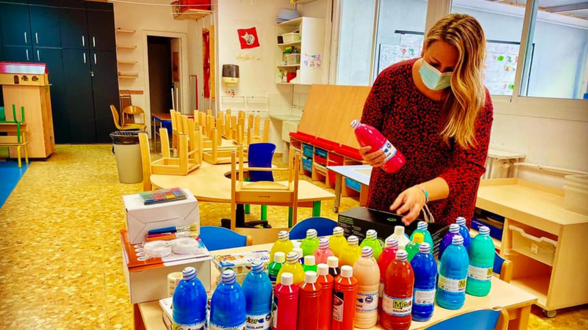 Dans la maternelle du Lycée français de Valence, derniers préparatifs du matériel de peinture avant d'accueillir les élèves.