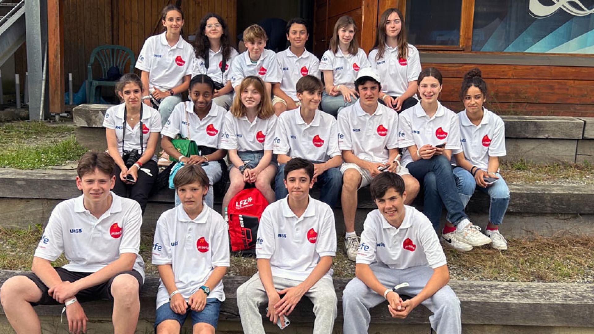 Reconnaissables grâce à leur polo, les jeunes reporters internationaux venus de France et des lycées français du monde sont au cœur des activités des Jeux internationaux de la jeunesse et font vivre l'événement sur le site web et les réseaux sociaux des JIJ.
