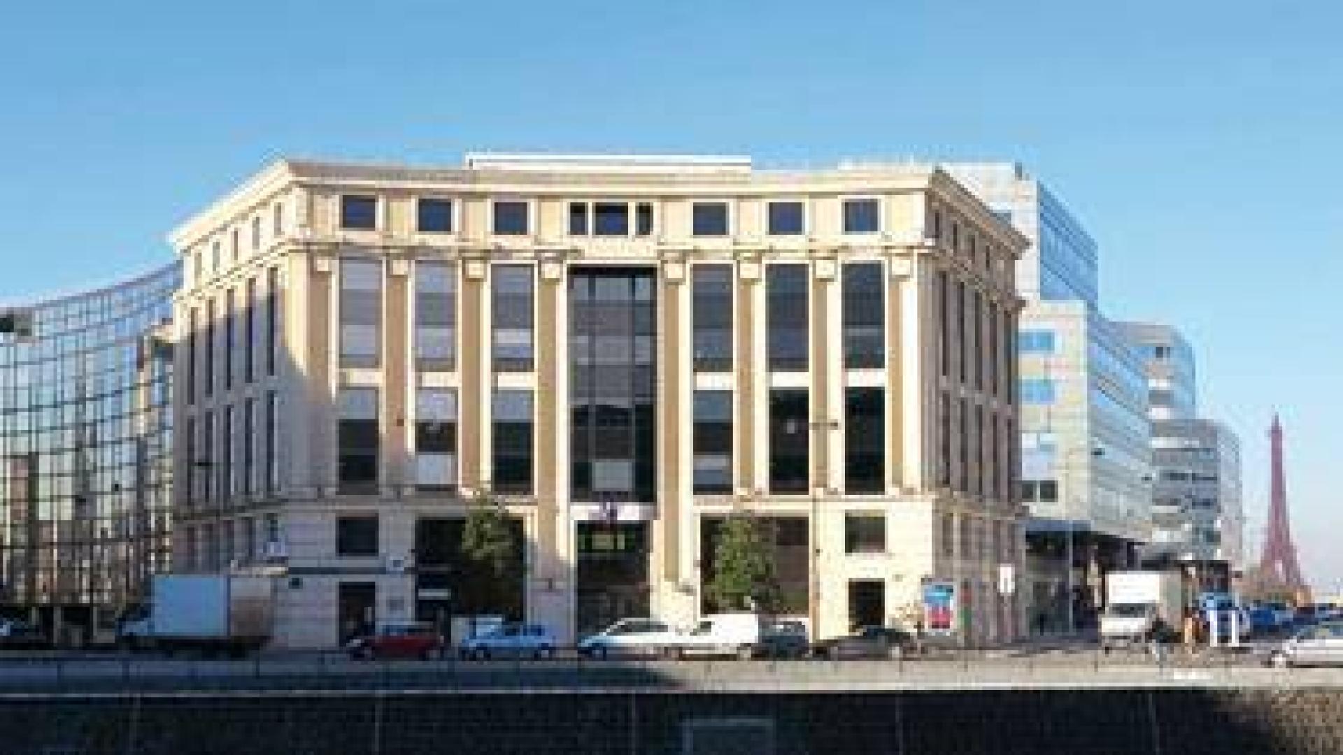 L'immeuble du 23 place de Catalogne, dans le quartier Montparnasse, siège des services centraux parisiens de l'AEFE.